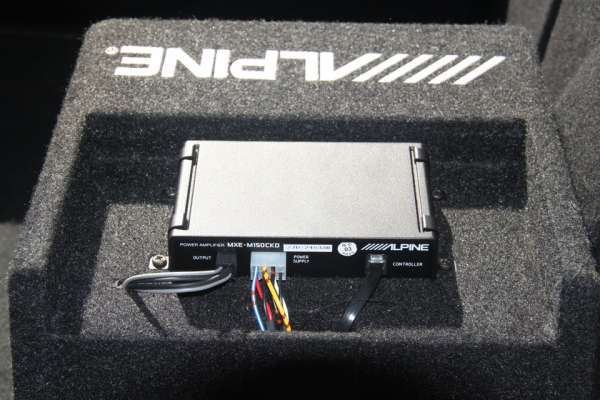 Alpine SWE-815 8" Active Subwoofer | 300W Max / 100W RMS | Bass Reflex | Remote Control 
